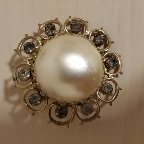 Faux Pearl Brooch with Smoky Gray Rhinestones in Ornate Gold Setting - Picture 1 of 3